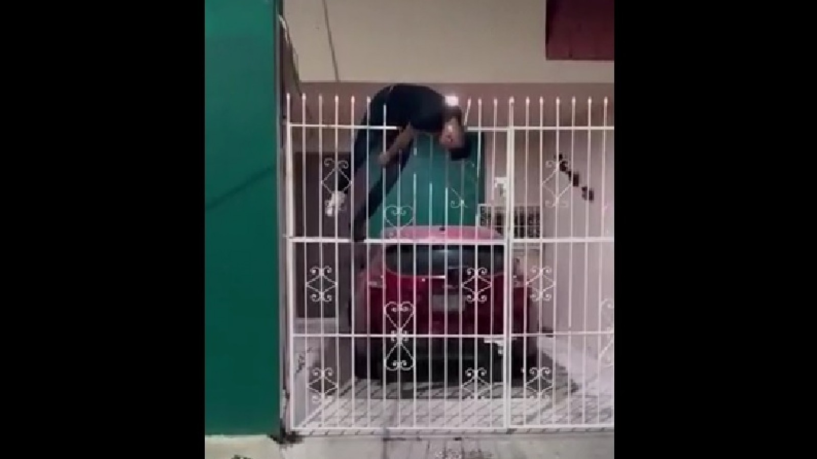 El sujeto quedó clavado