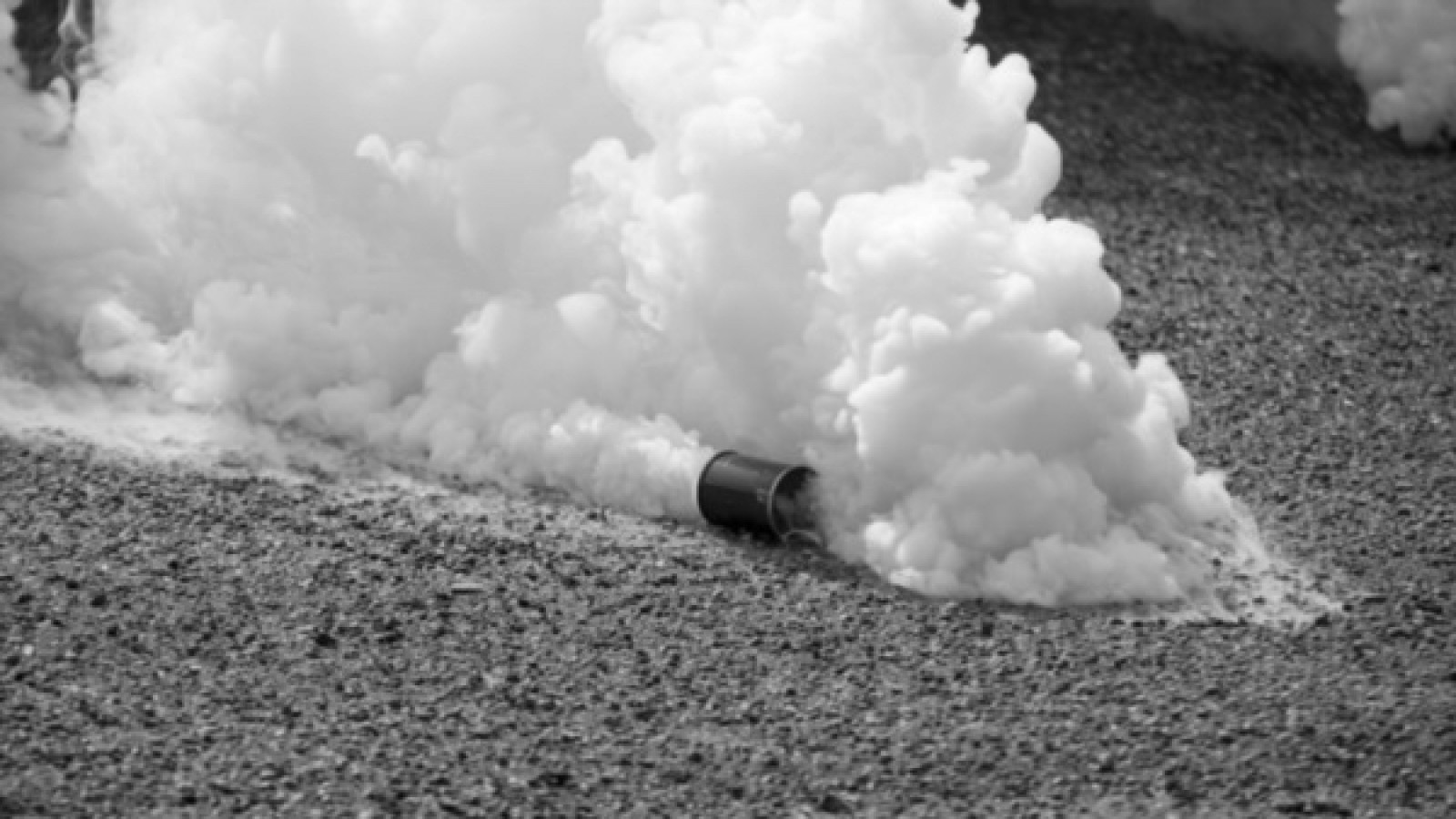 Policía de Neuquén probó gases lacrimógenos al lado de una escuela.