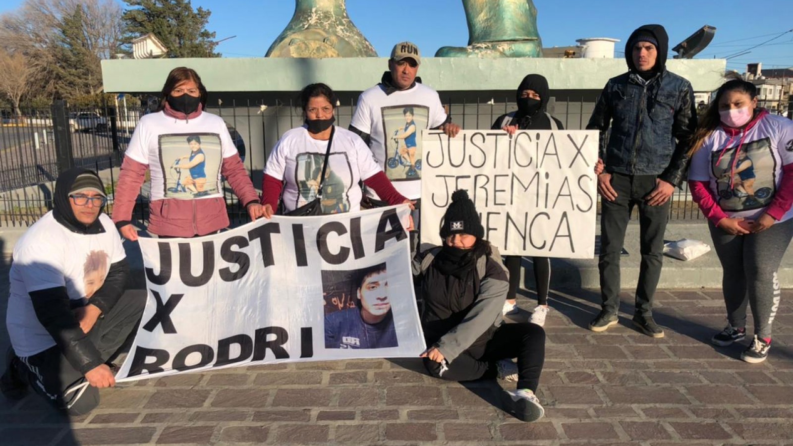 Familiares de víctimas reclaman en Caleta Olivia