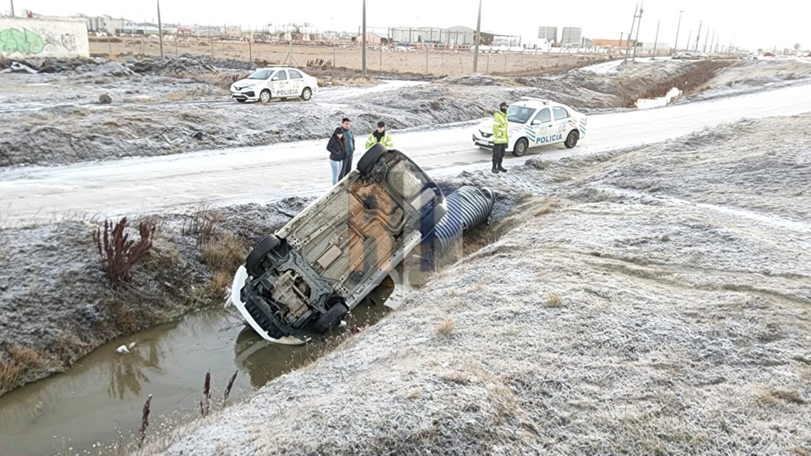 Conductora terminó en un zanjón tras despiste en la ruta 3 y chocar a otro automovilista