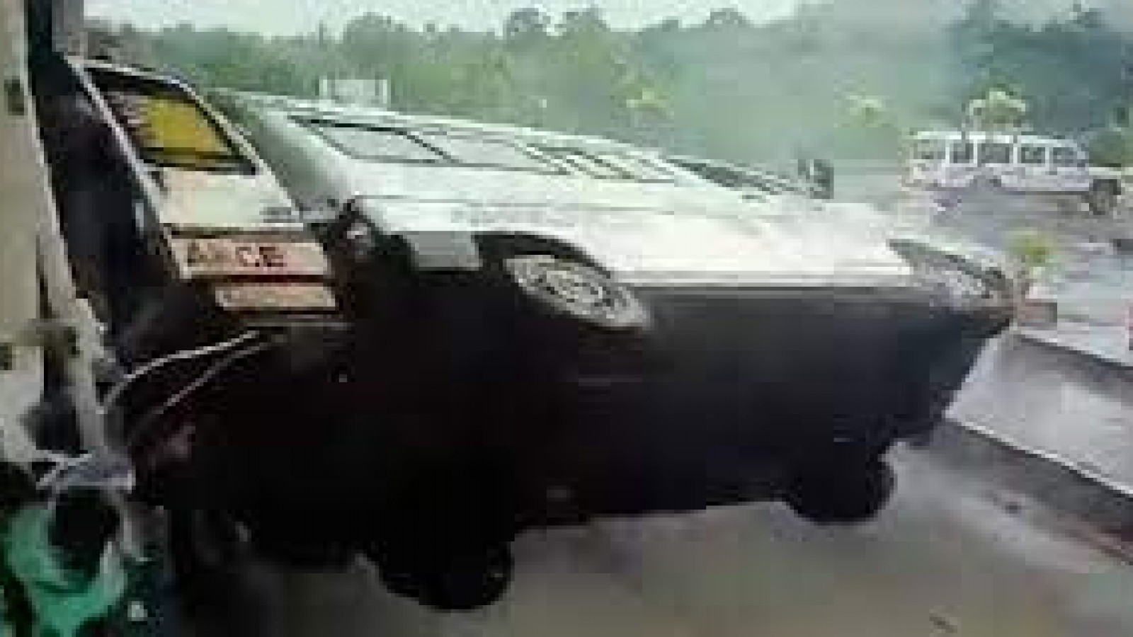 El impactante choque de una ambulancia en un peaje dejó cuatro muertos en India