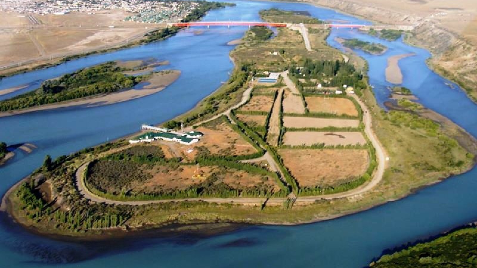 La Isla Pavón se encuentra ubicada a 3 km de la localidad de Comandante Luis Piedrabuena, entre el puente principal y el puente secundario sobre el río Santa Cruz.