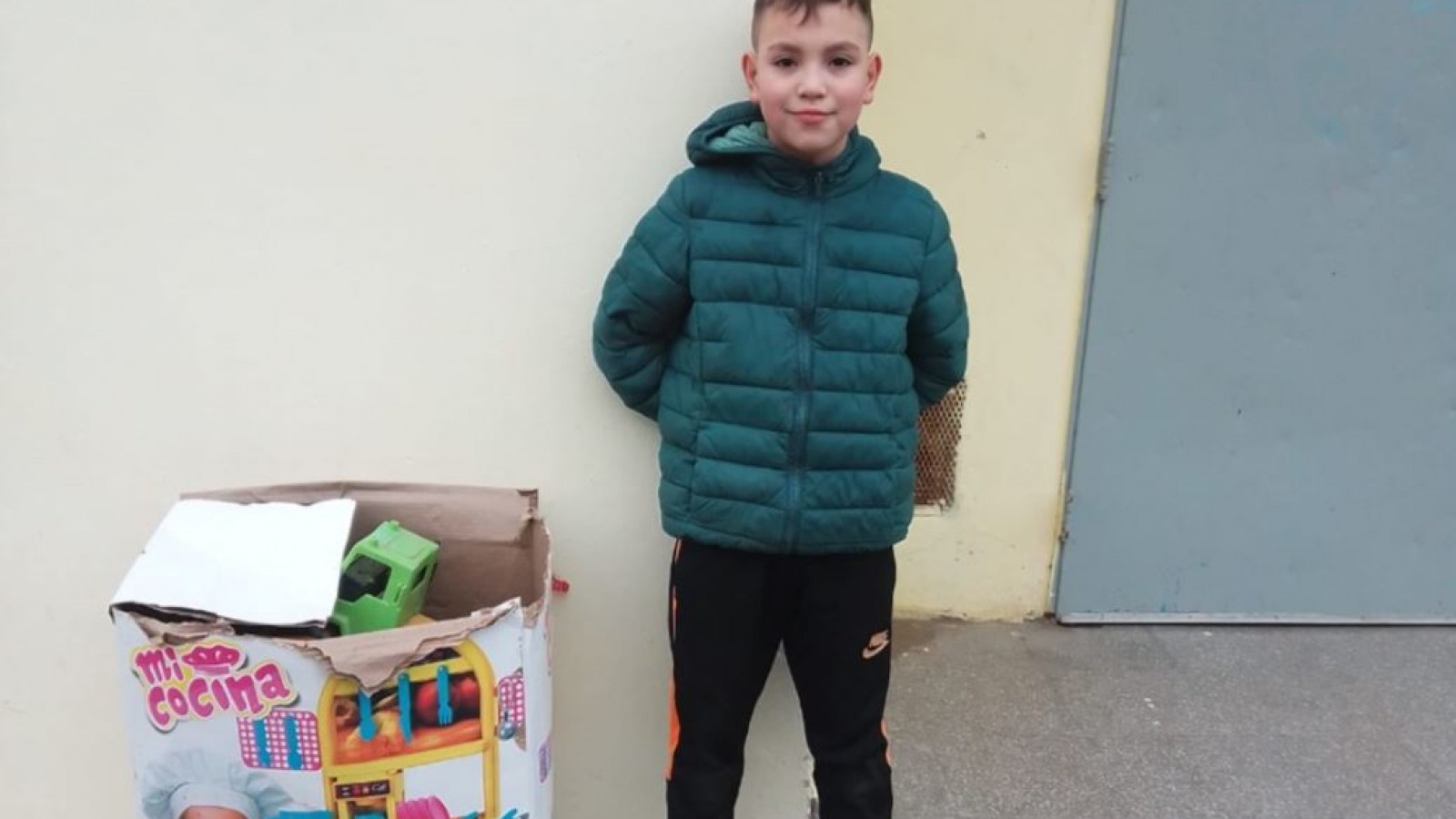 El niño se desprendió de sus juguetes.