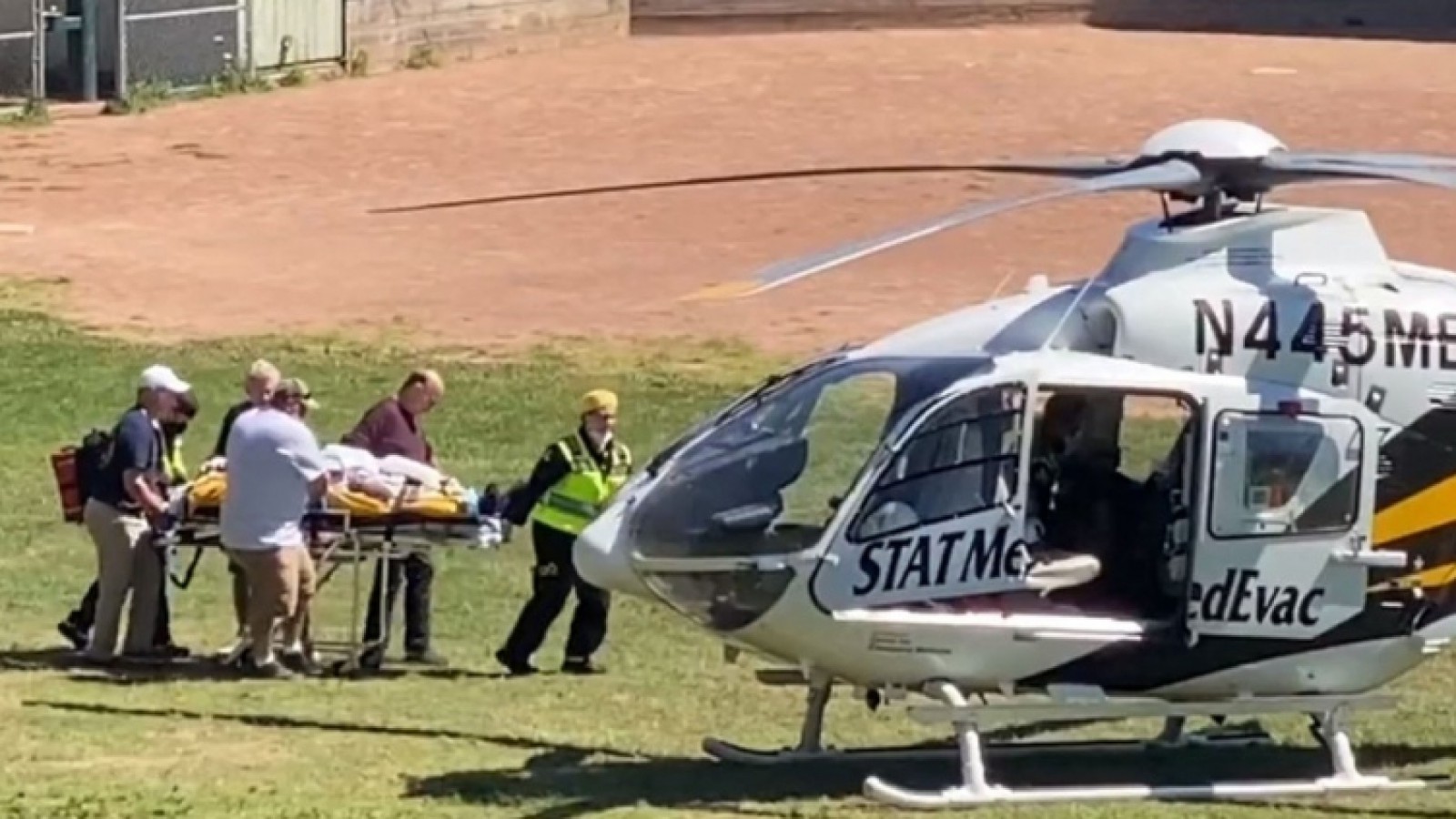 Apuñalaron al escritor Salman Rushdie durante una lectura pública en Nueva York