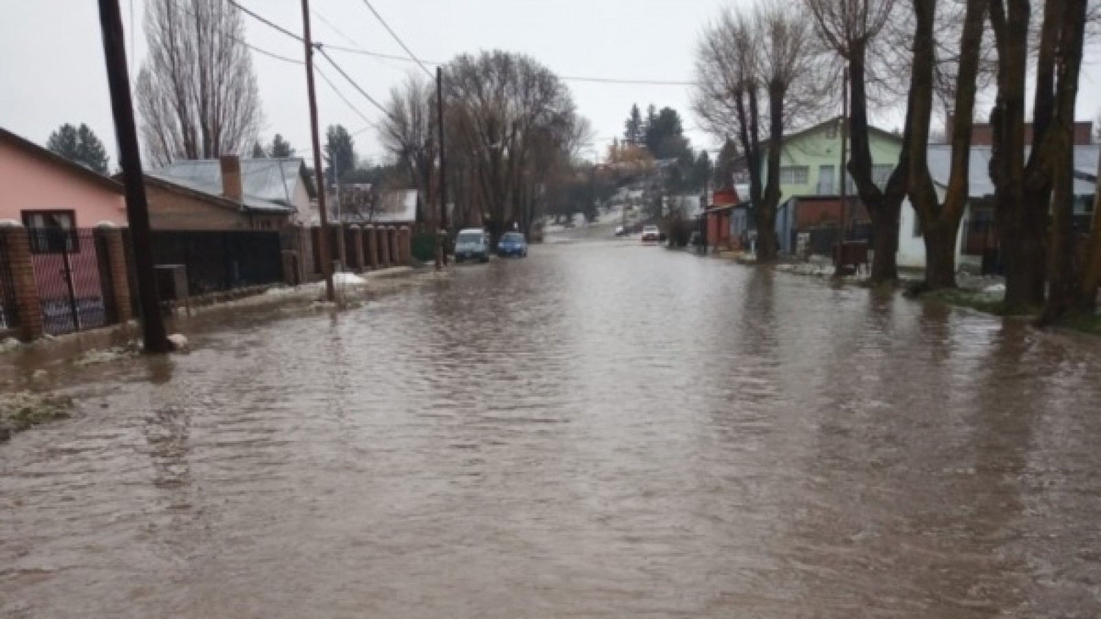 Por desborde canales se inundaron las calles de Trevelin