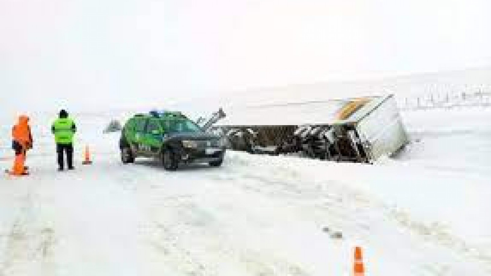 Volcó camión chileno y otro despistó por las intensas nevadas