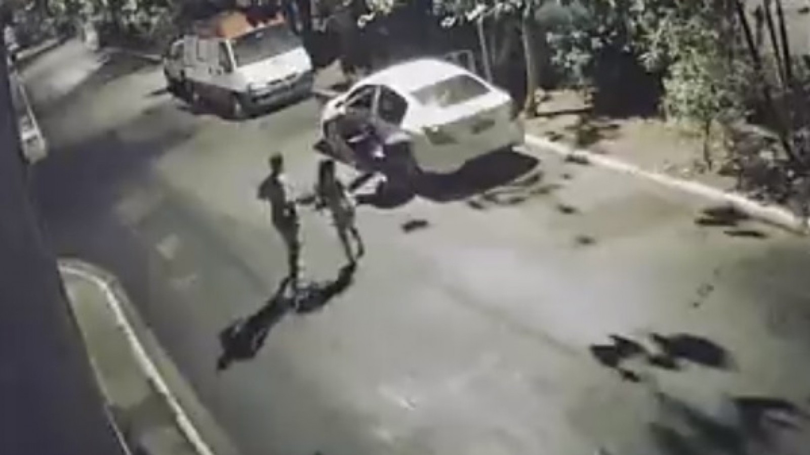El momento en que les roban el auto.