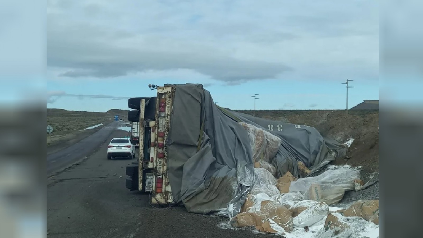La mercadería quedó tirada en la banquina