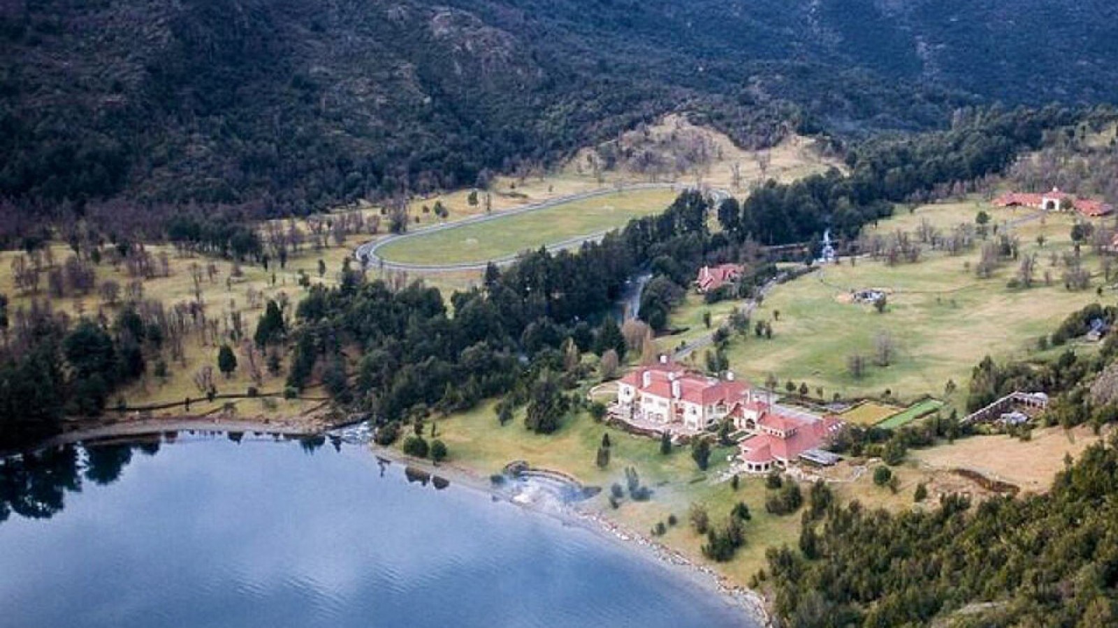 El multimillonario deberá garantizar no obstaculizar el ingreso público al lago