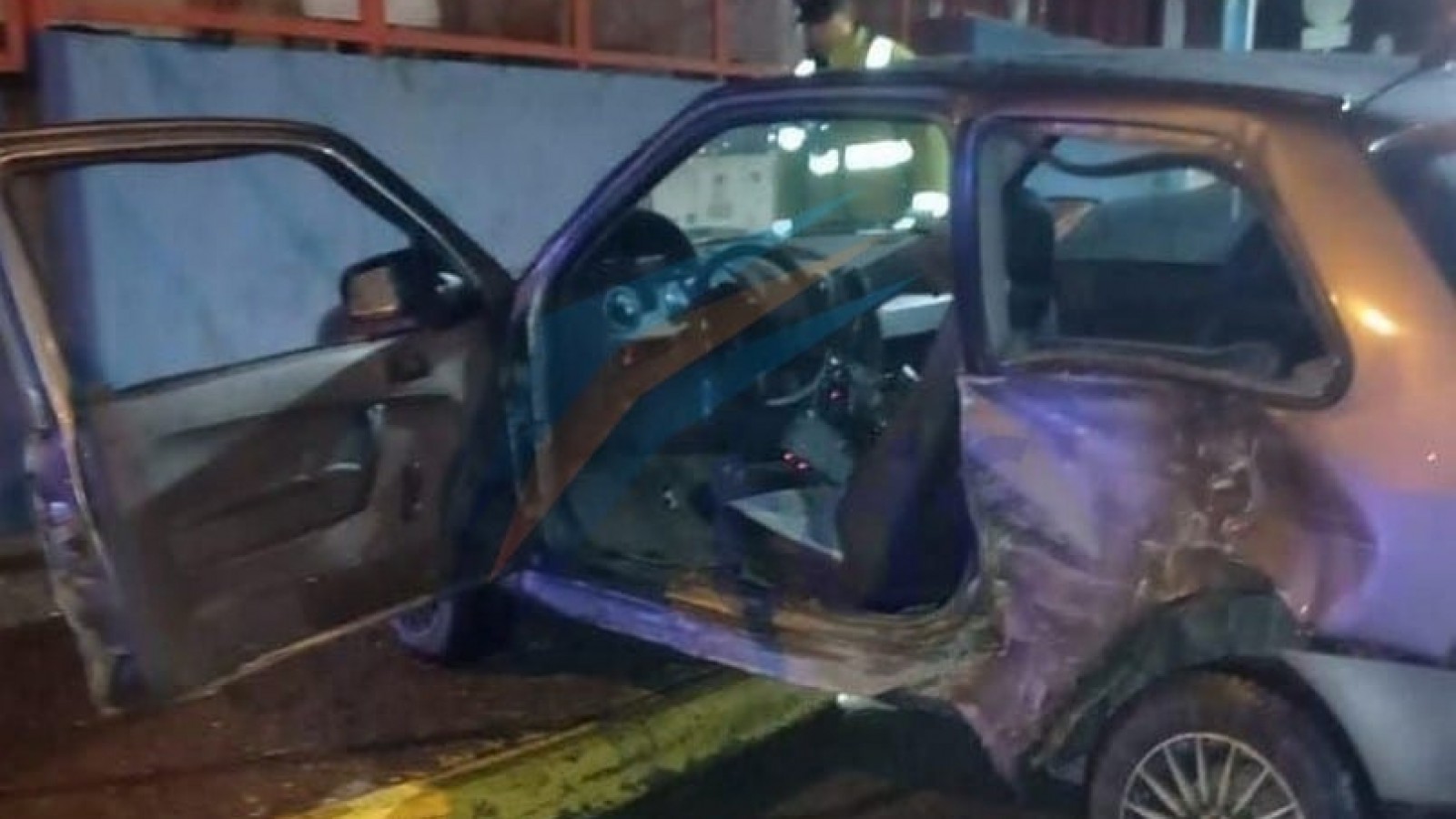 Conductor en coma tras chocar dos autos estacionados
