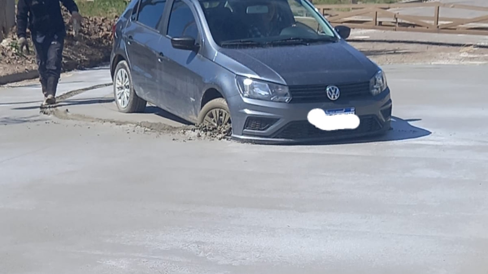 Cuidado, cemento fresco: En Pico Truncado un conductor estrenó una calle antes de tiempo y quedó encajado