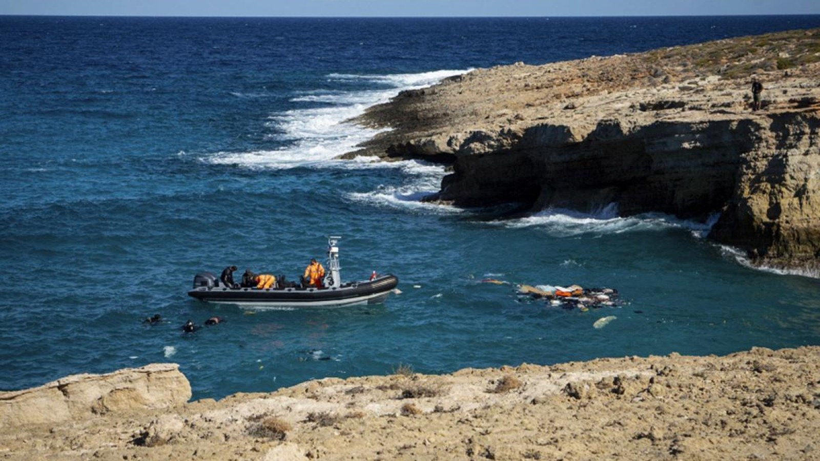 Obligaron a un centenar de refugiados a cruzar desnudos hacia Grecia