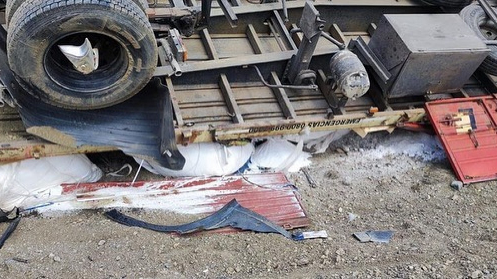 Vuelco de un camión argentino en Chile con glifosato