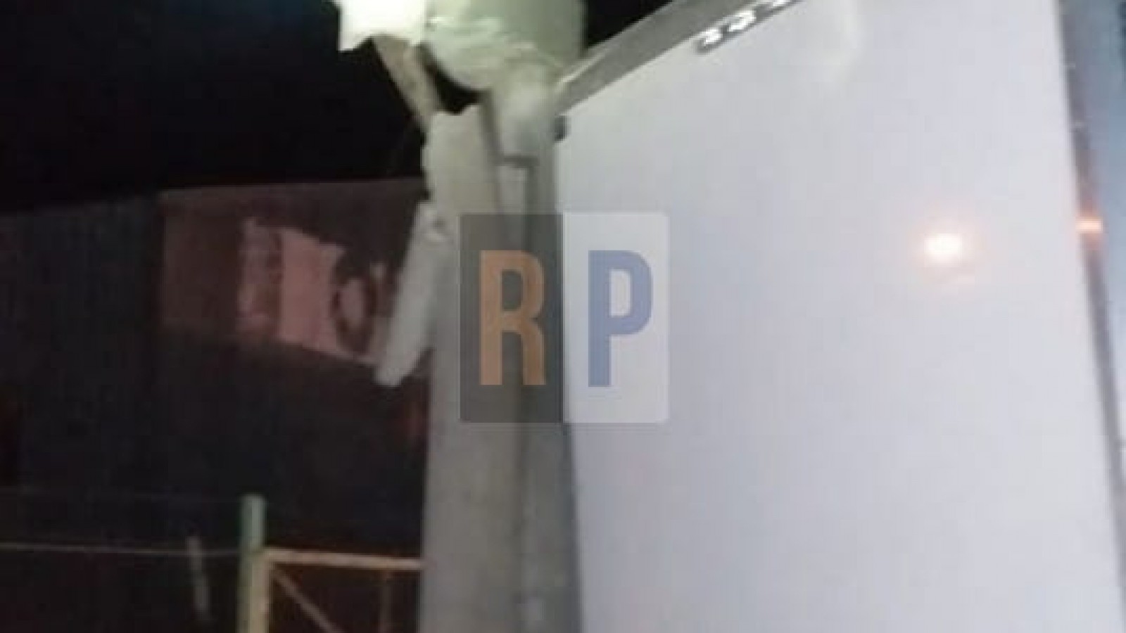 Río Grande: el semirremolque de un camión se desenganchó e impactó contra una columna de alta tensión dejando sin luz el parque industrial