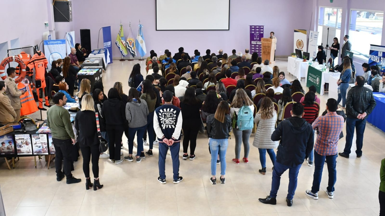 Se desarrolló la primer "Expo carreras" en Piedra Buena buscando acercar la propuesta académica a los jóvenes