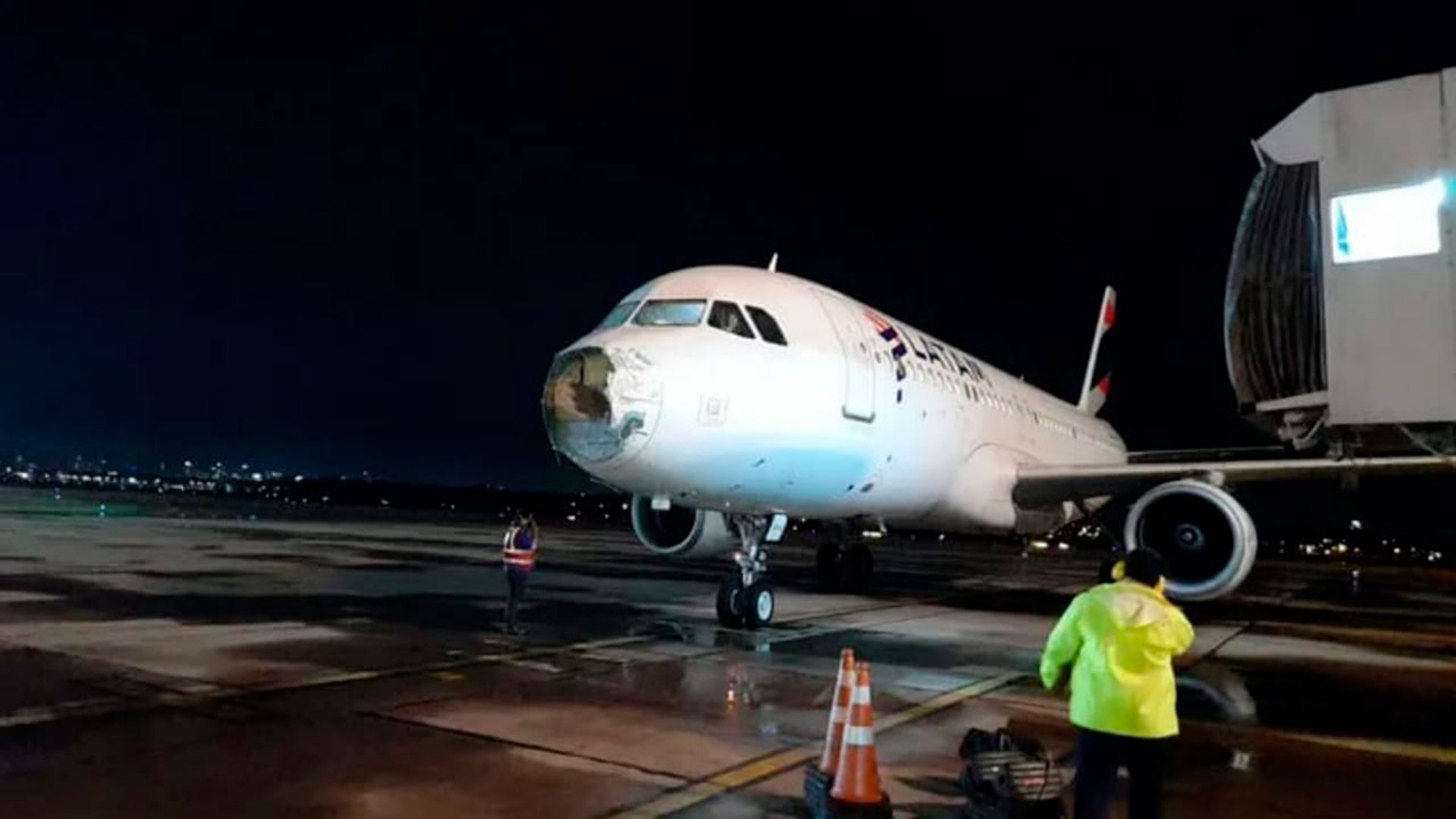 Vuelo de terror: un avión de Latam atravesó una tormenta y aterrizó con la trompa destruida