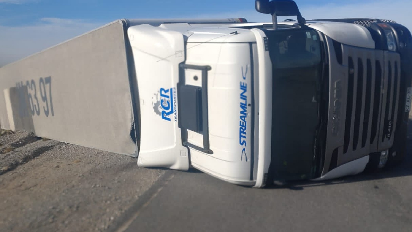 Debieron socorrer a dos camioneros sobre la Ruta 40 que volcaron por los fuertes vientos