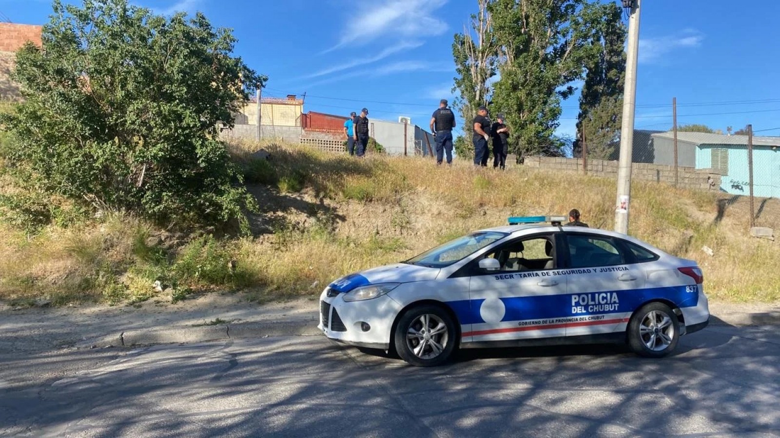 Cuerpo policial de Comodoro Rivadavia en el lugar donde encontraron el cuerpo