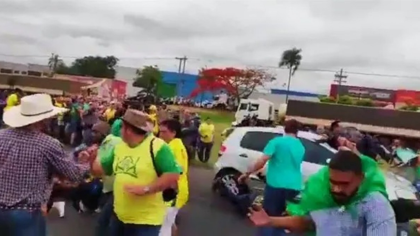 momento del atropelló a manifestantes con el auto