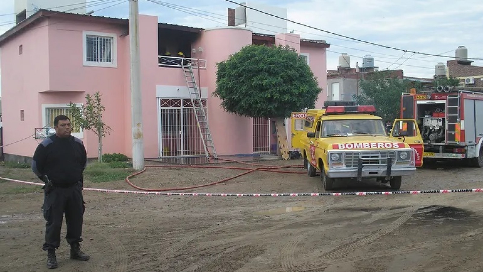 Murieron jovenes en Las Grutas en un alojamiento alquilado que se incendió
