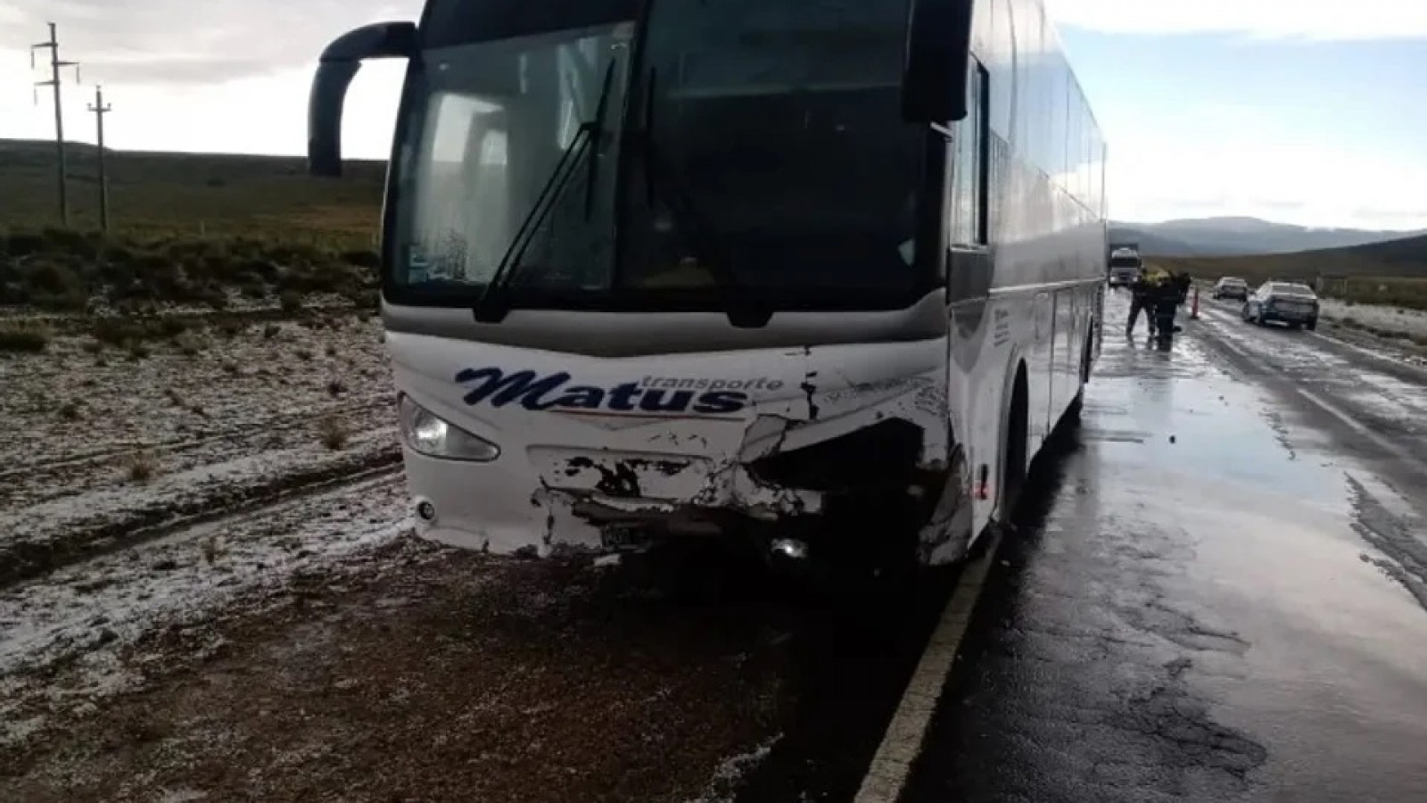 Neuquén: un auto se cruzó de carril y chocó de frente con un colectivo