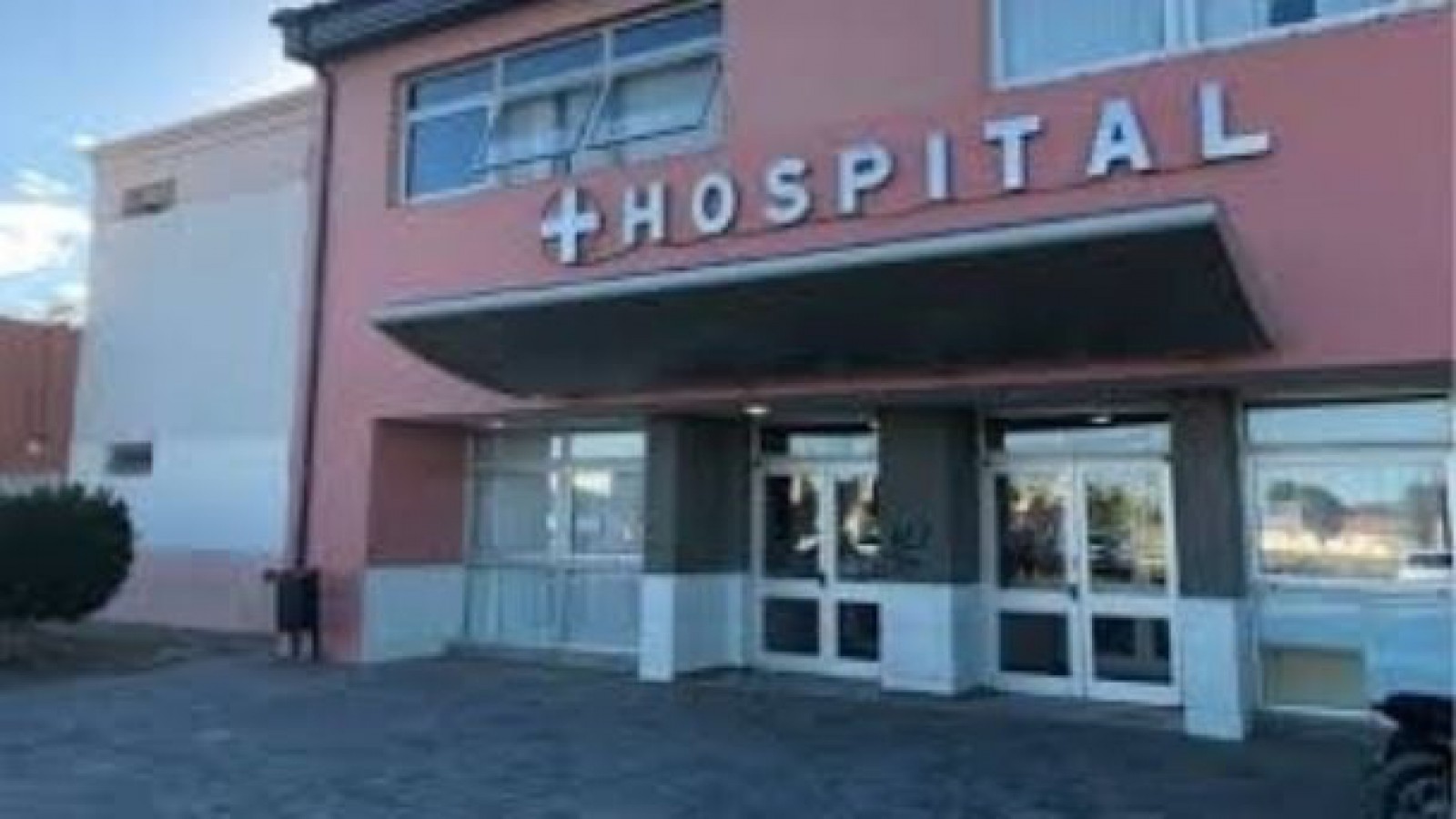 Un joven de 17 años resistió un robo, fue apuñalado y llegó caminando a la guardia del hospital en Caleta Olivia