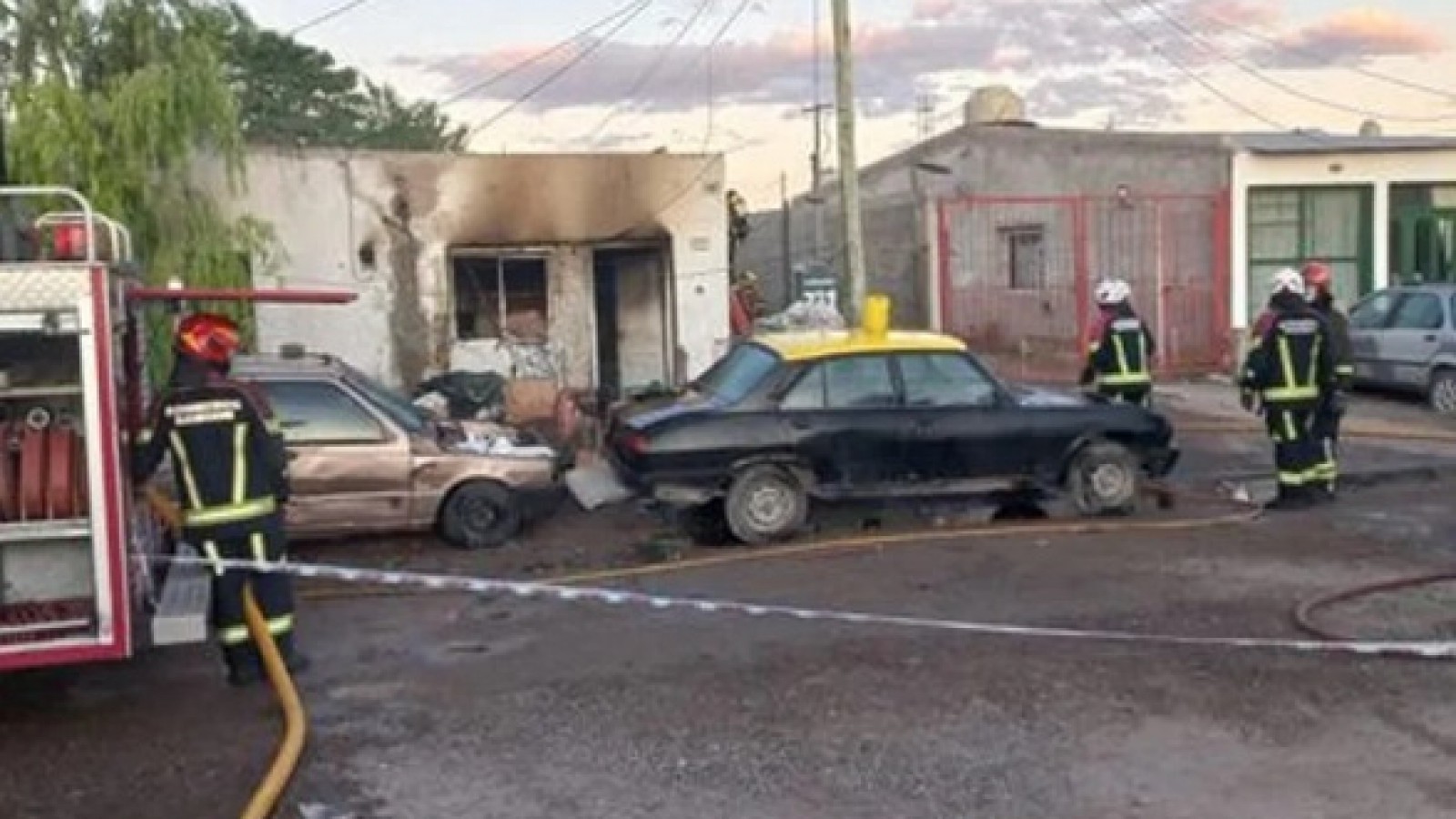 Buenas amistades: se juntó con amigos a tomar, se desconocieron y le incendiaron la casa