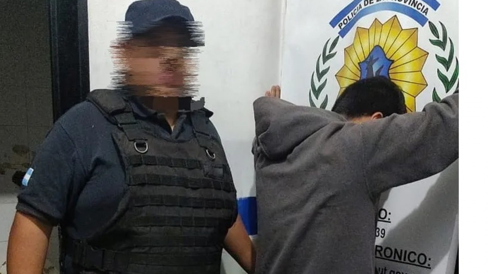 Una pareja se robaba a empujones un auto y fueron atrapados por la policía