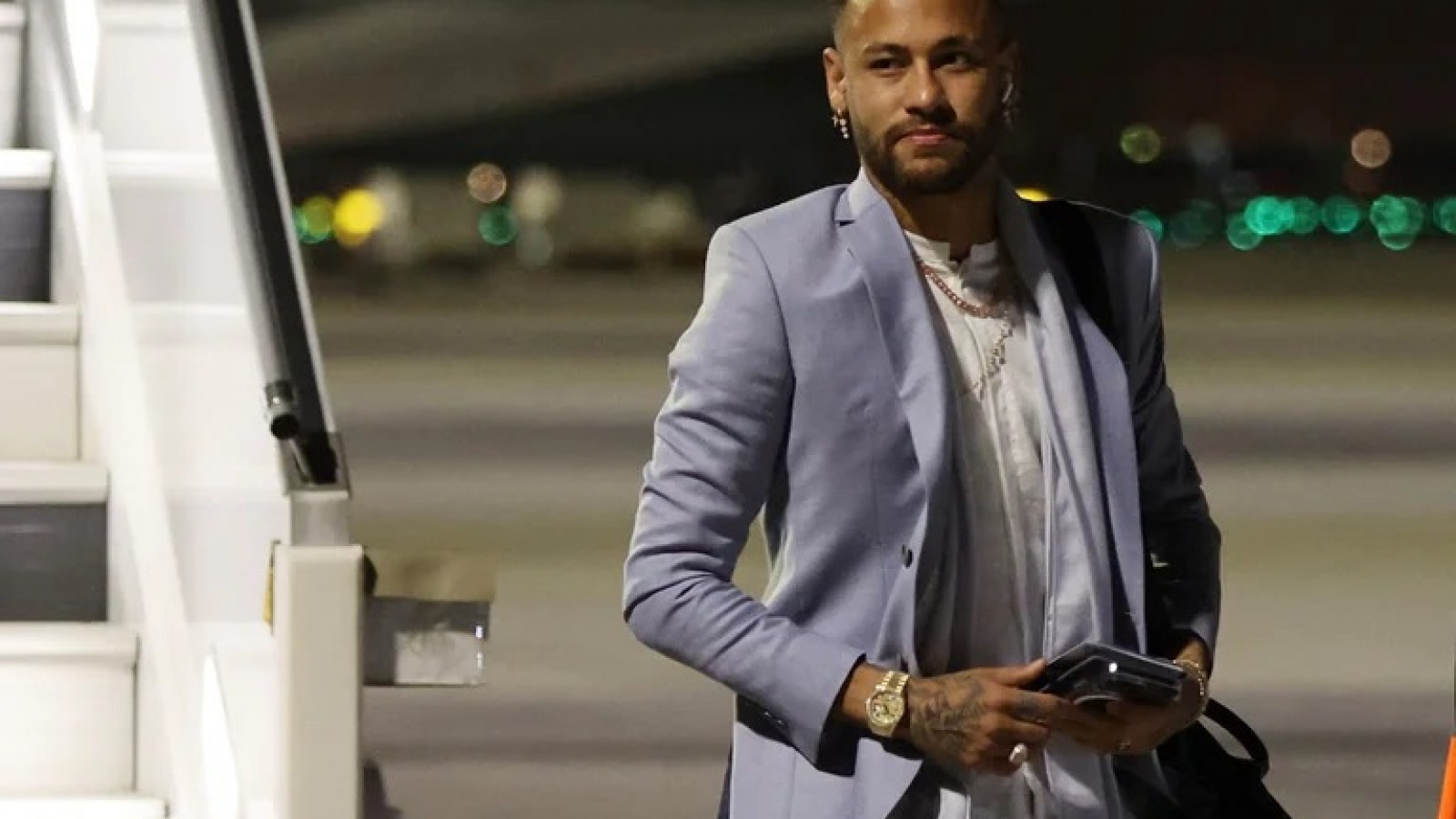 Neymar llegando a Doha a cuatro días de su debut