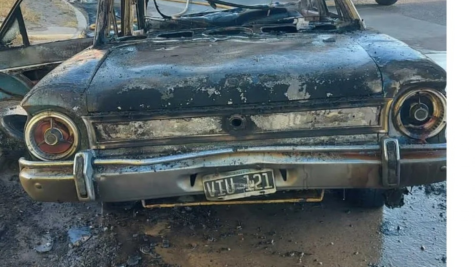 Conductor en estado de ebriedad incendió su auto porque se lo iban a secuestrar