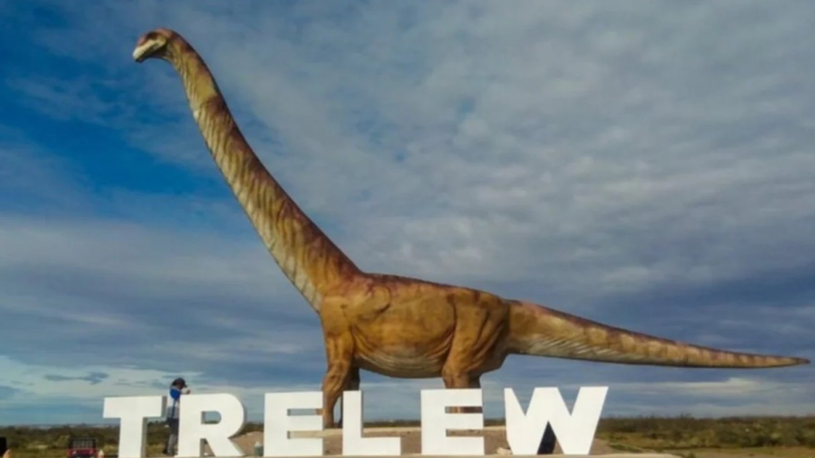 Unos turistas italianos frenaron a fotografiarse junto al Patagotitan Mayorum y los desvalijaron en cuestión de minutos