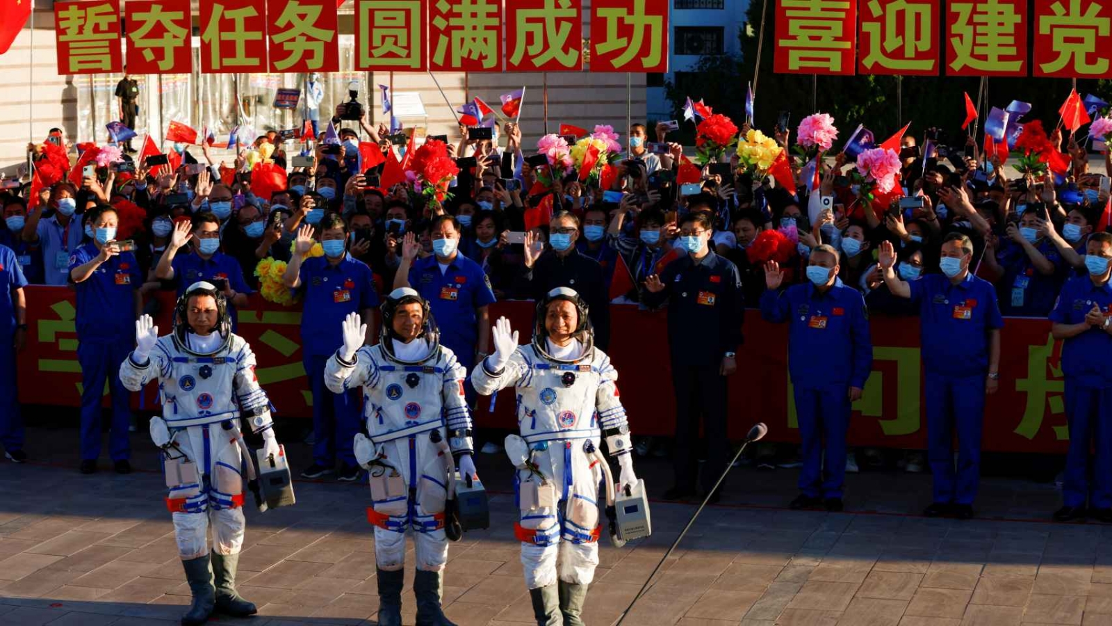 Regresan a salvo tres astronautas chinos tras seis meses en la estación espacial Shenzhou-14