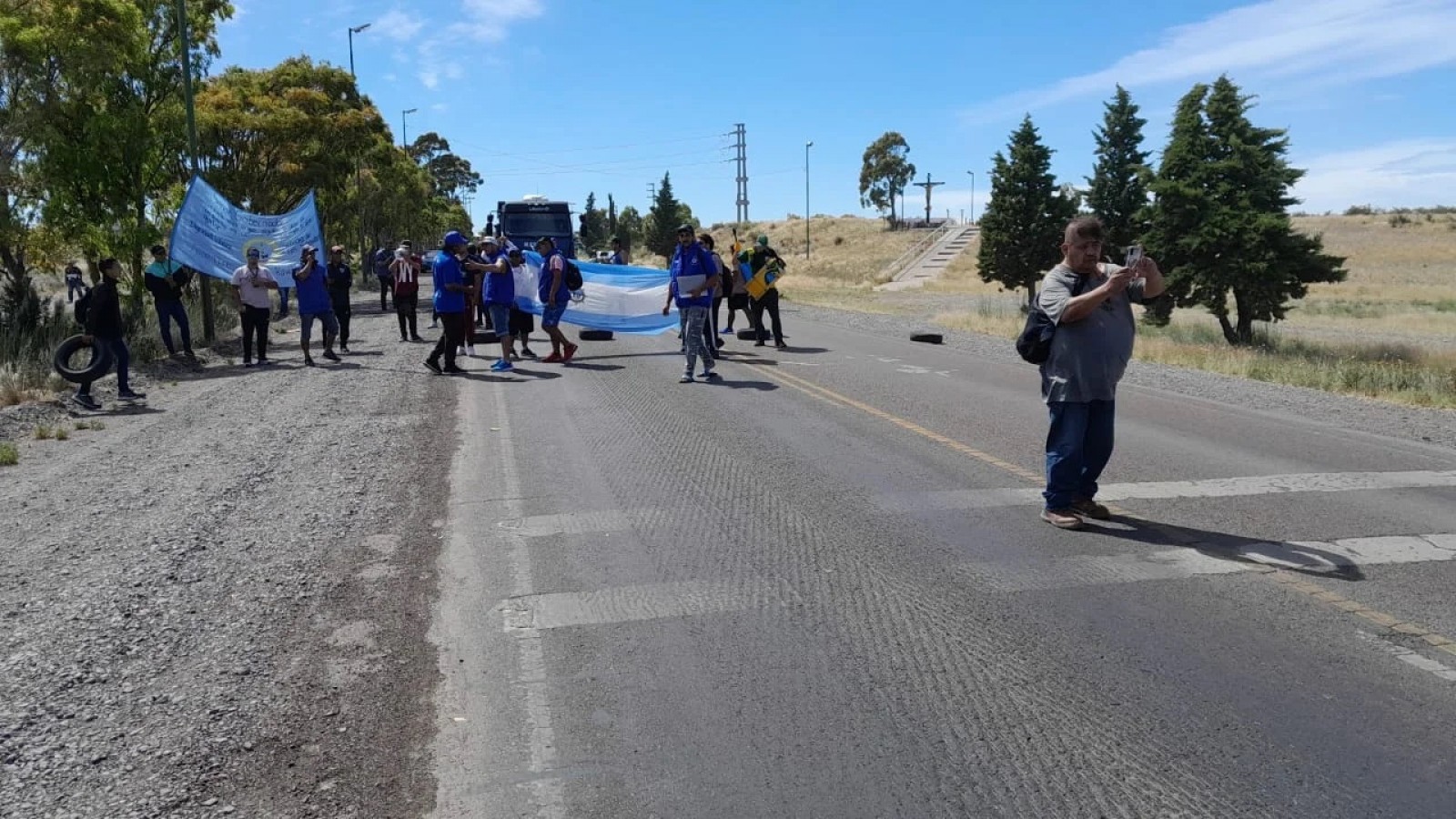 Realizan corte en uno de los accesos a Rawson