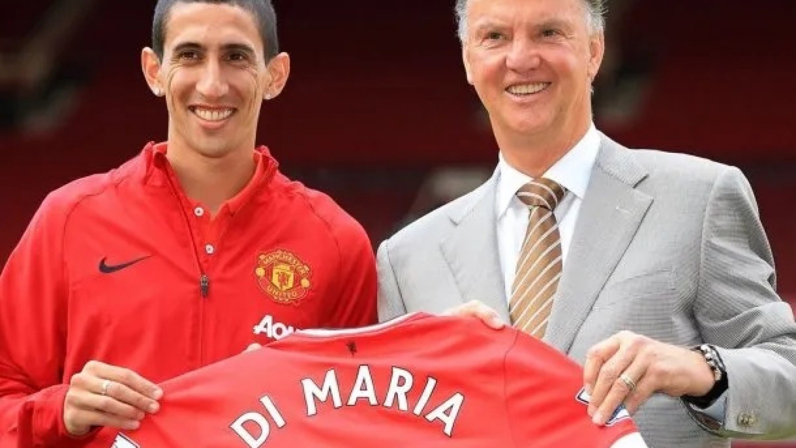 Ángel Di María contra el director técnico neerlandés Louis Van Gaal calientan la previa del encuentro.