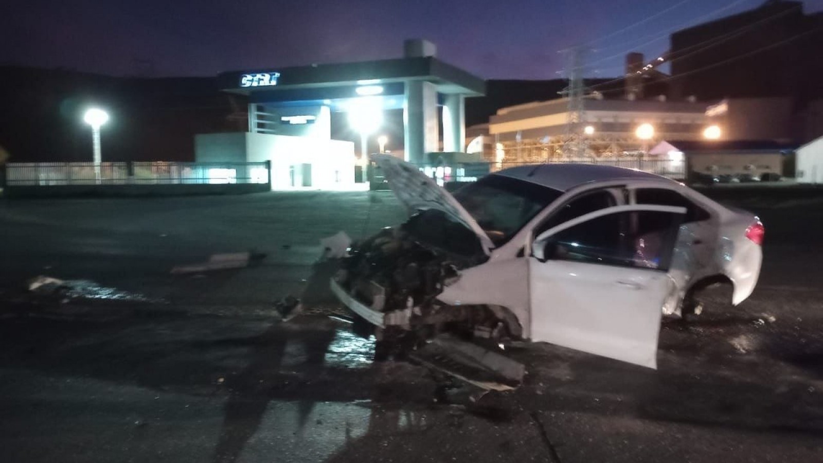 Quedó atrapado en su vehículo tras chocar contra un guardarrail