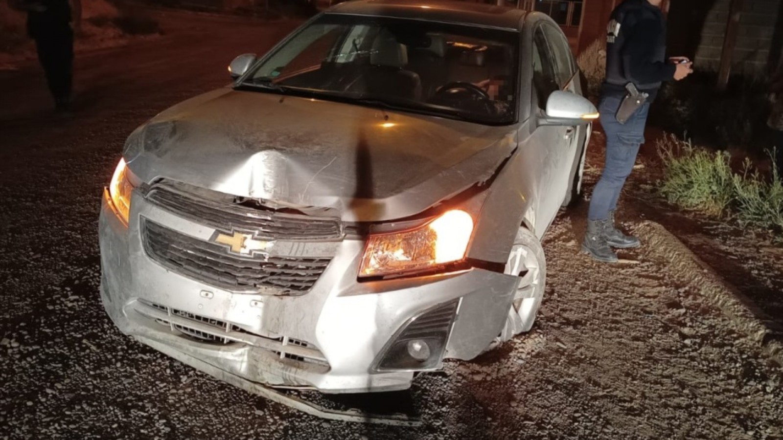 Ebrio chocó un poste y se quedó dormido en su auto