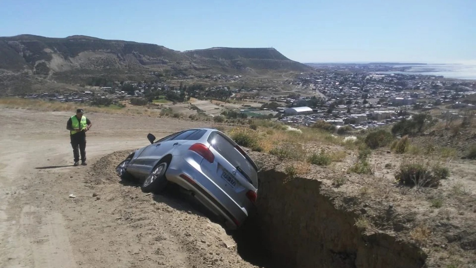 Un auto cayó en una profunda grieta en Comodoro Rivadavia