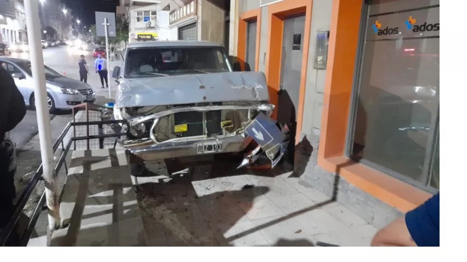 Pudo ser una tragedia: conductor ebrio subió a la vereda y atropelló a tres jóvenes