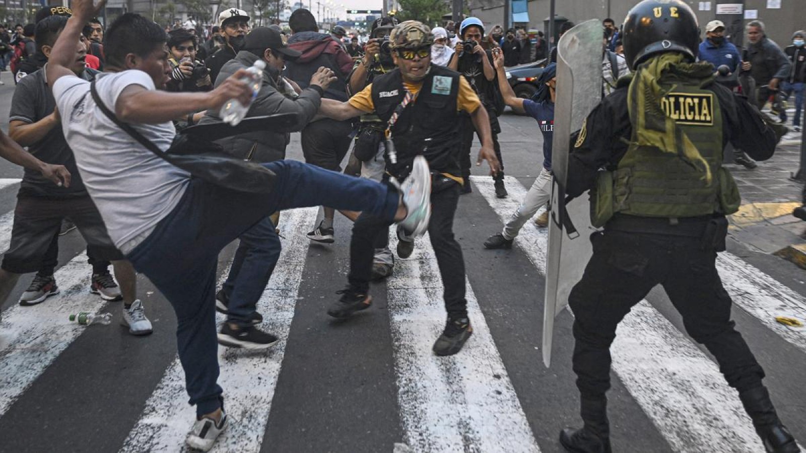 Crisis en Perú: una protesta de manifestantes que piden elecciones dejó 20 heridos