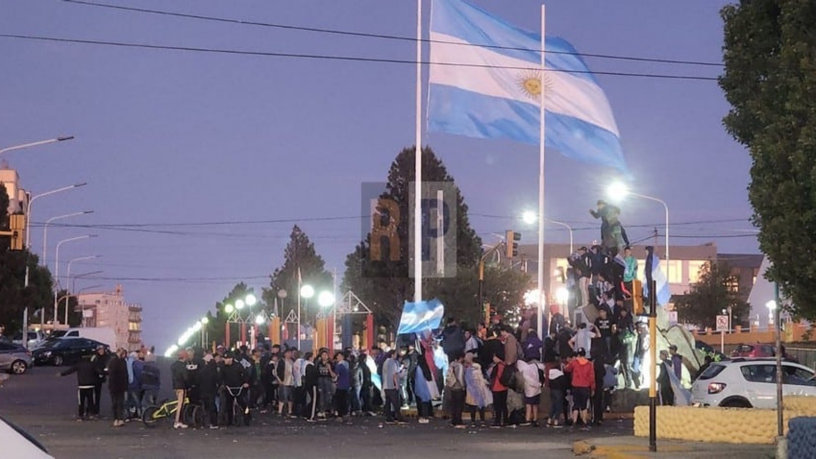 En medio de los festejos atacaron a piedrazos la comisaría Primera en el centro de Río Grande