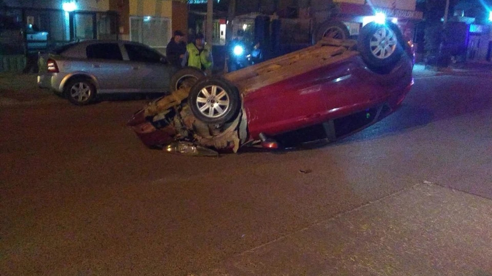 Manejaba borracho, chocó un auto, volcó y se negó a recibir atención médica