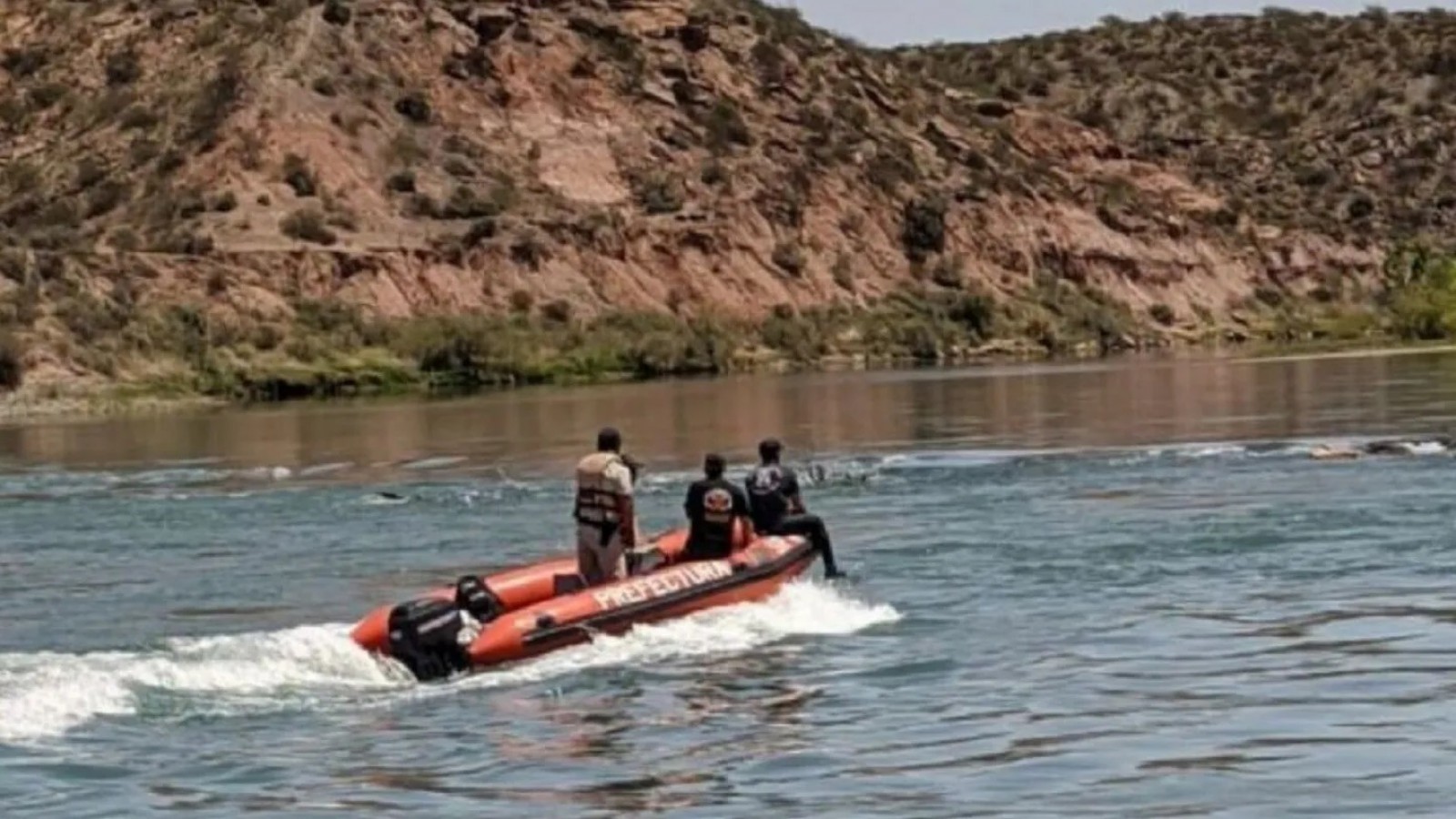 Personal de Prefectura, Defensa Civil y Bomberos Voluntarios de Cipolletti busca a Hernán Olivera desde el viernes en la tarde.