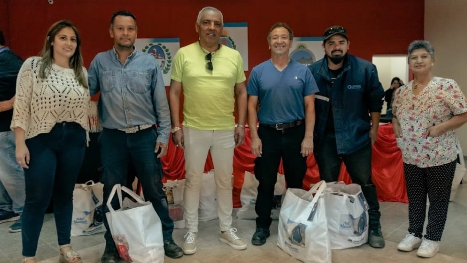 Comisión de Fomento de Cañadón Seco entregó bolsones navideños.