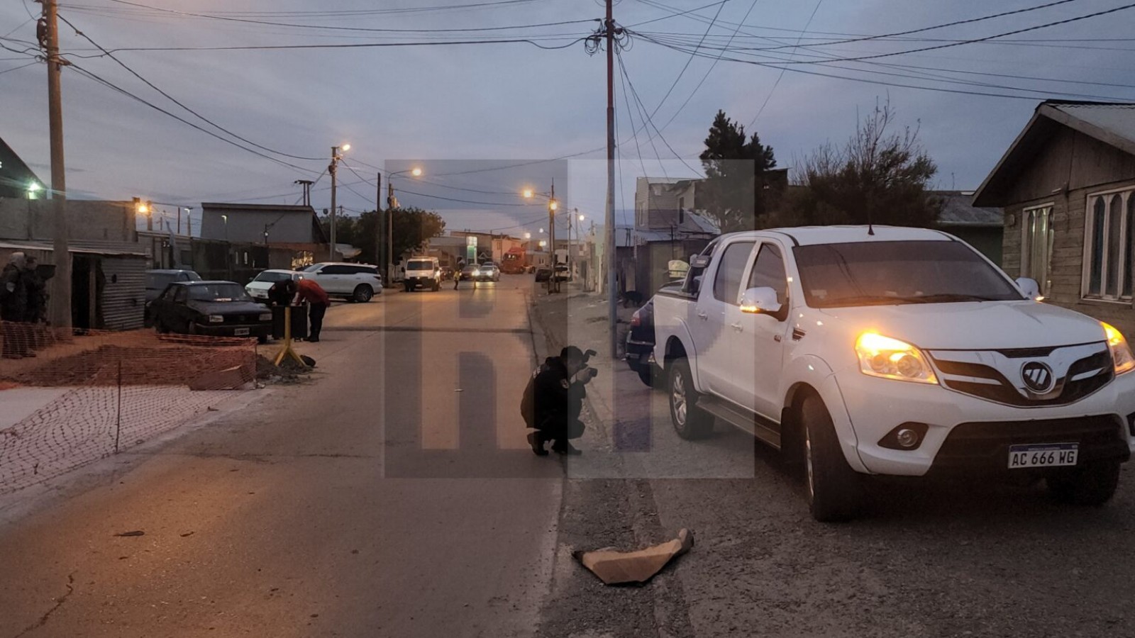 Un hombre sufrió el aplastamiento de sus piernas cuando empujaban un auto