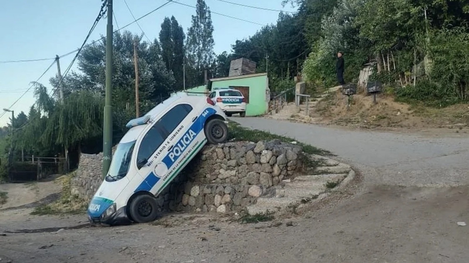 Un patrullero cayó por una pendiente en Esquel