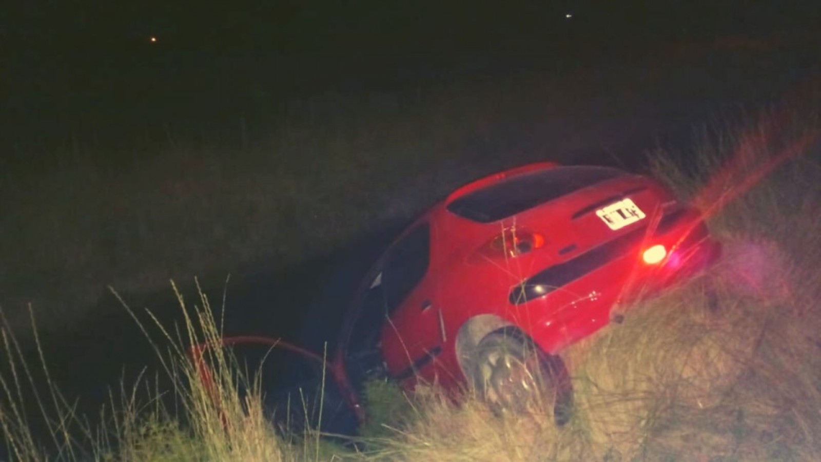 Conductor se tiró a un canal para evitar un choque frontal