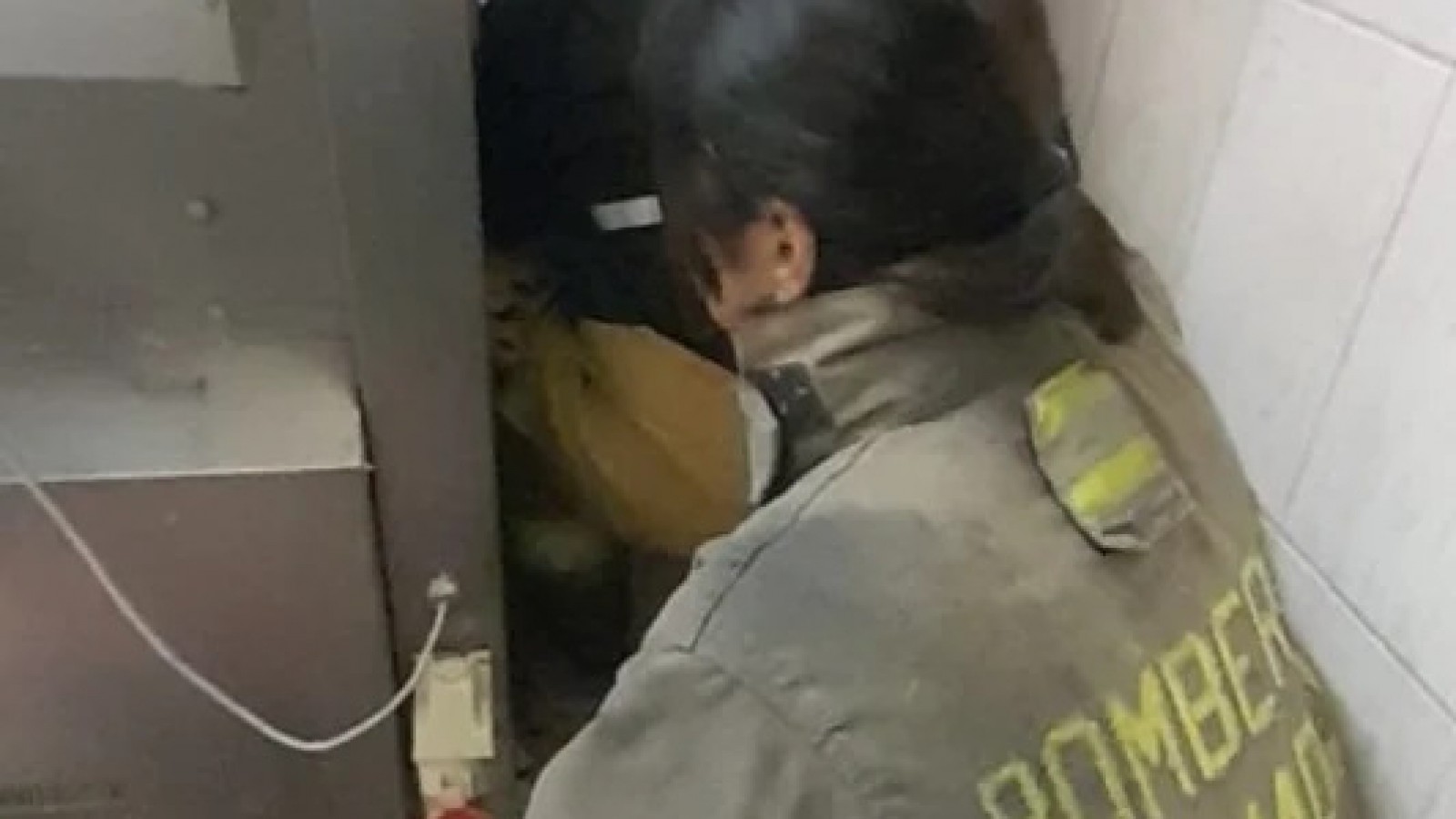 Un panadero intentó destrabar una máquina amasadora y su mano quedó atrapada: tuvieron que rescatarlo los bomberos.