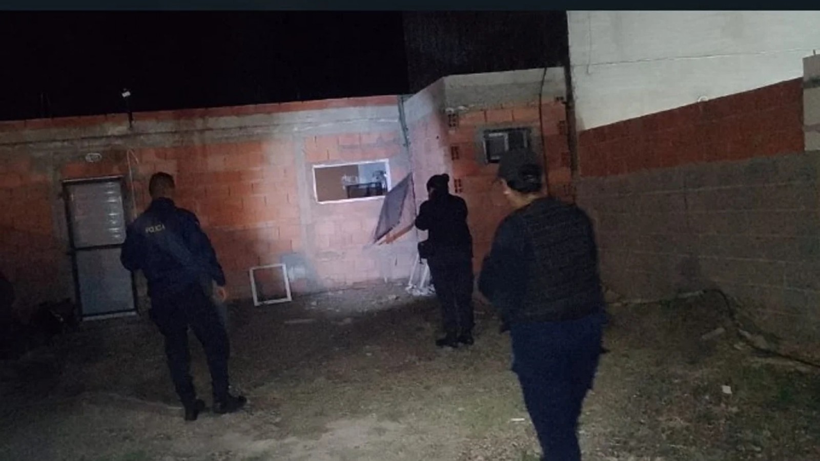 Vecinos ayudaron a la policía a atrapar un ladrón que escapaba por los techos de las casas