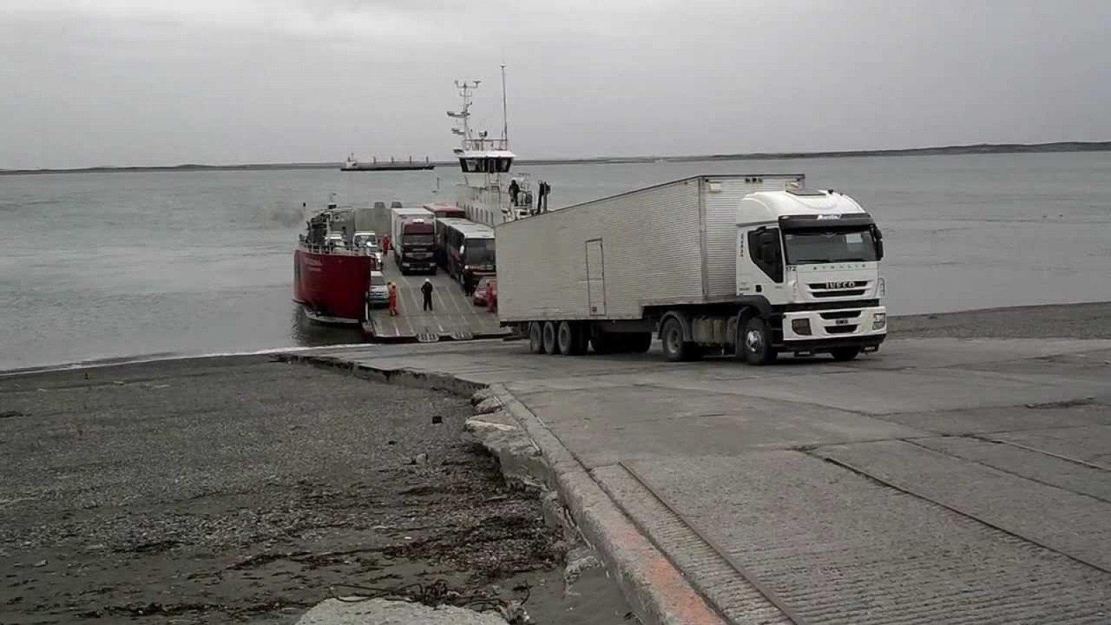 Tierra del Fuego: se reanudó el cruce de la barcaza pero se mantiene la alerta amarilla por fuertes vientos