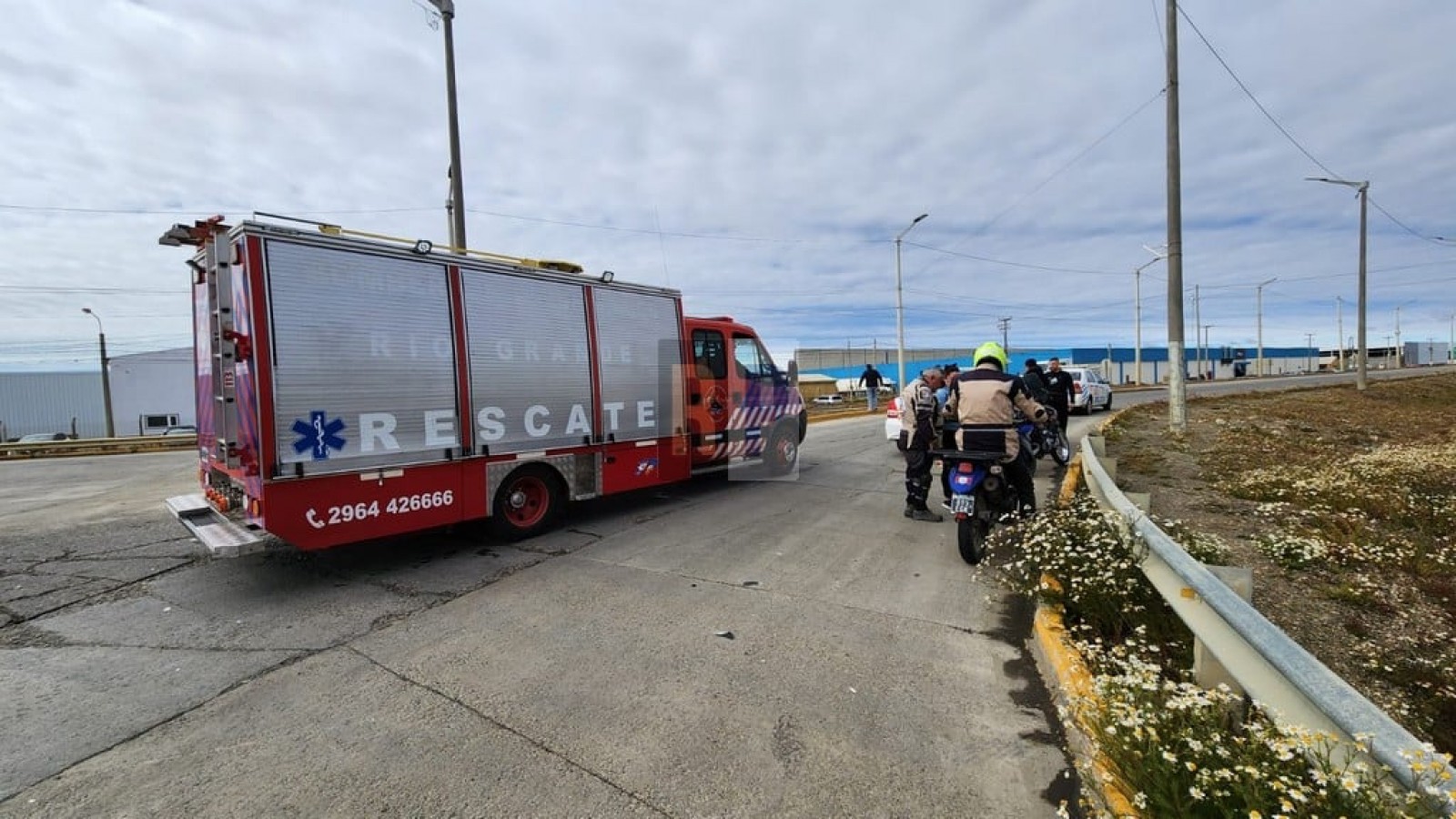 Un motoquero cayó tras un toque con un vehículo pero pudo seguir viaje